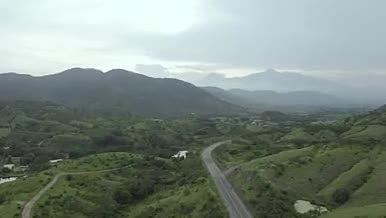 航拍被群山环绕的道路视频的预览图